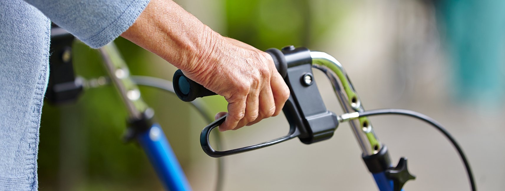 rollator als hulpmiddel voor ouderen om langer thuis te wonen